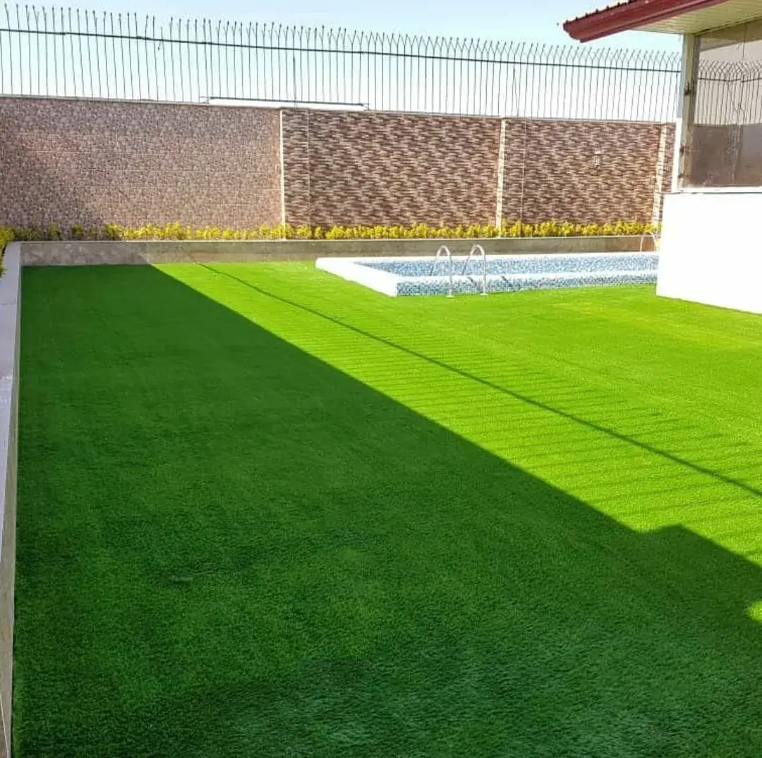 Pasto sintético; imagen de instalación publicada por Pisos Alemanes