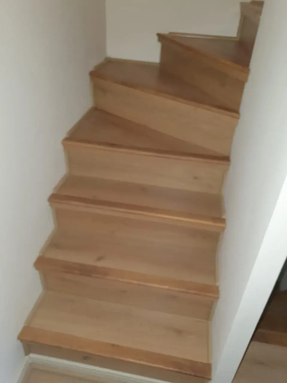 Escaleras; imagen de instalación publicada por Pisos Alemanes