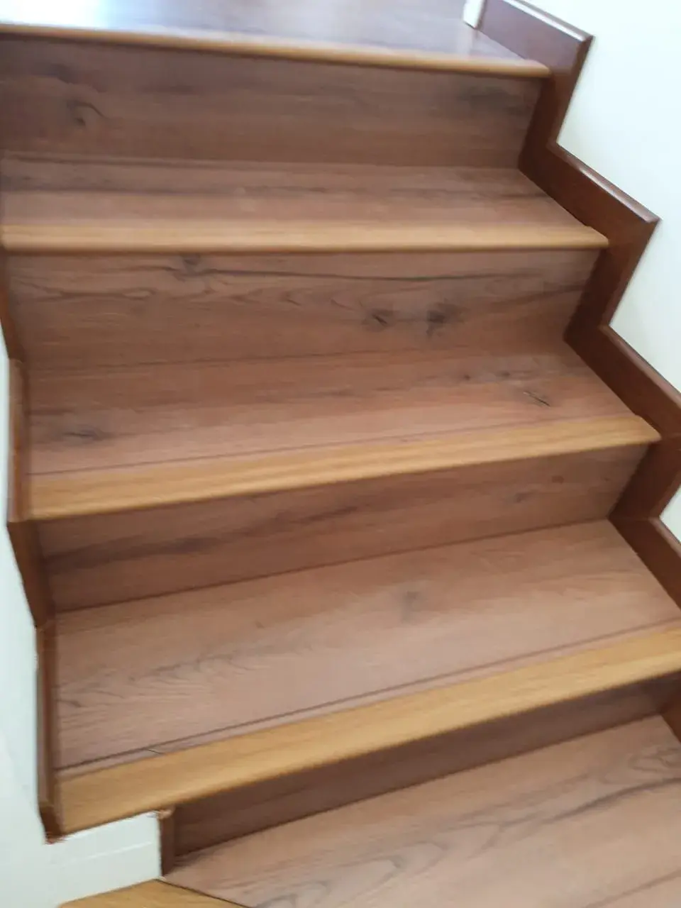 Escaleras; imagen de instalación publicada por Pisos Alemanes
