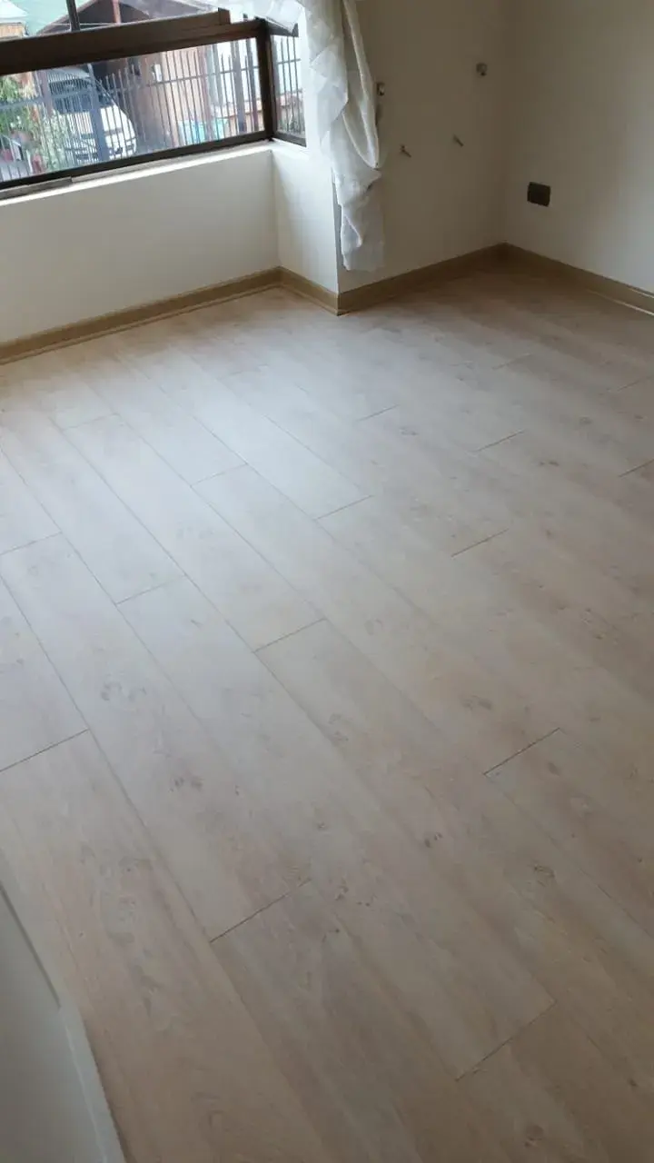 Pisos claros; imagen de instalación publicada por Pisos Alemanes