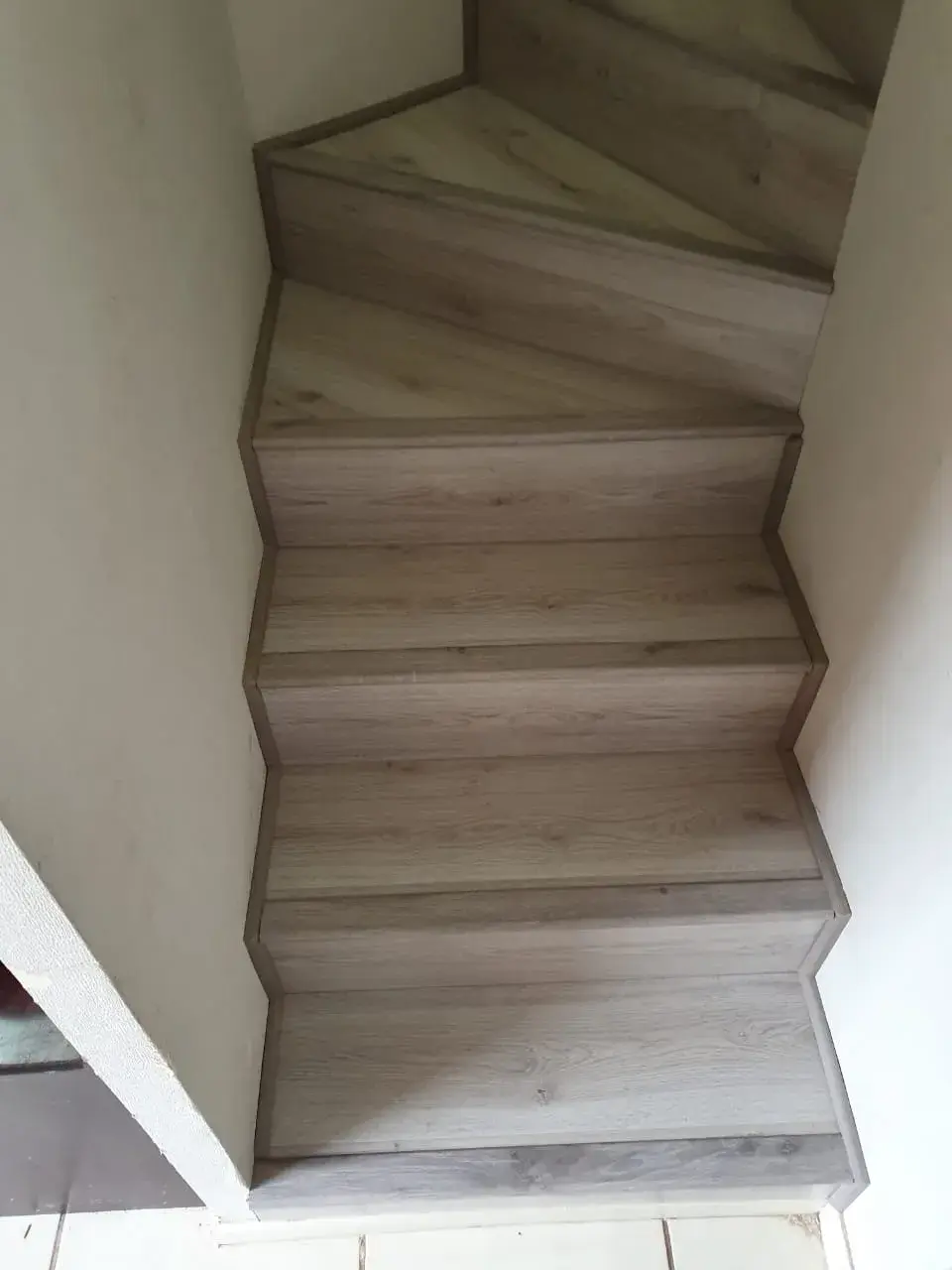 Escaleras; imagen de instalación publicada por Pisos Alemanes