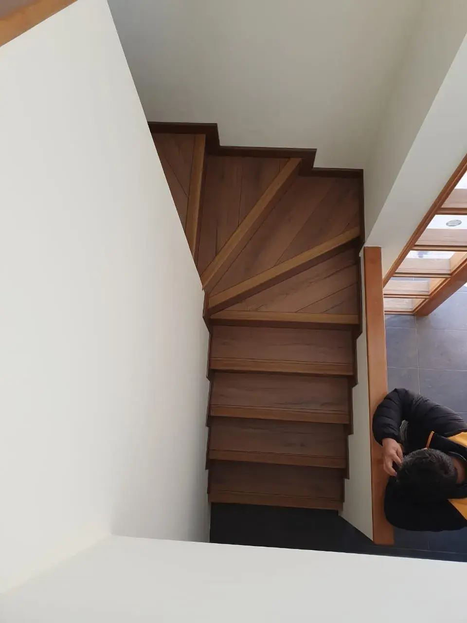 Escaleras; imagen de instalación publicada por Pisos Alemanes
