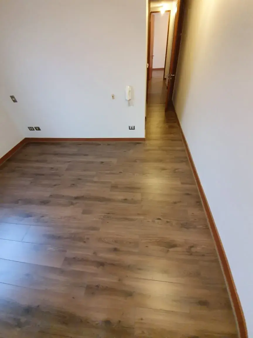 Pisos oscuros; imagen de instalación publicada por Pisos Alemanes