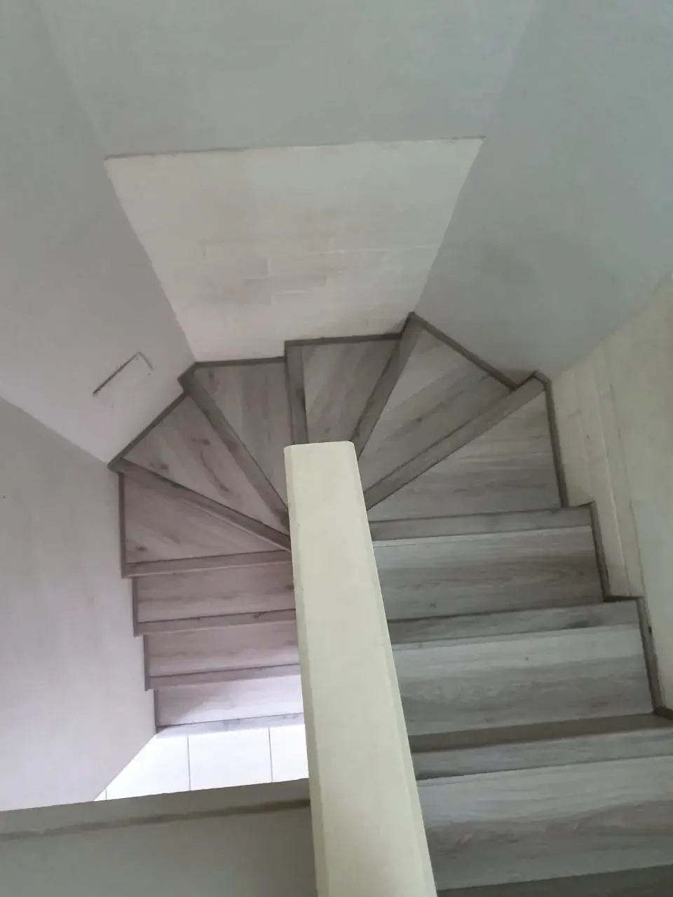 Escaleras; imagen de instalación publicada por Pisos Alemanes