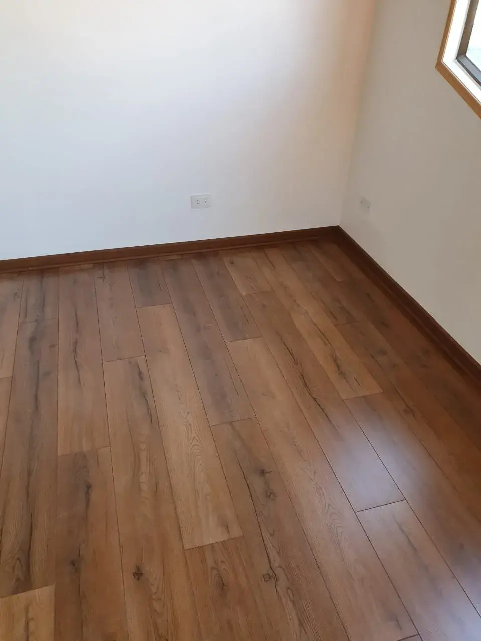 Pisos oscuros; imagen de instalación publicada por Pisos Alemanes