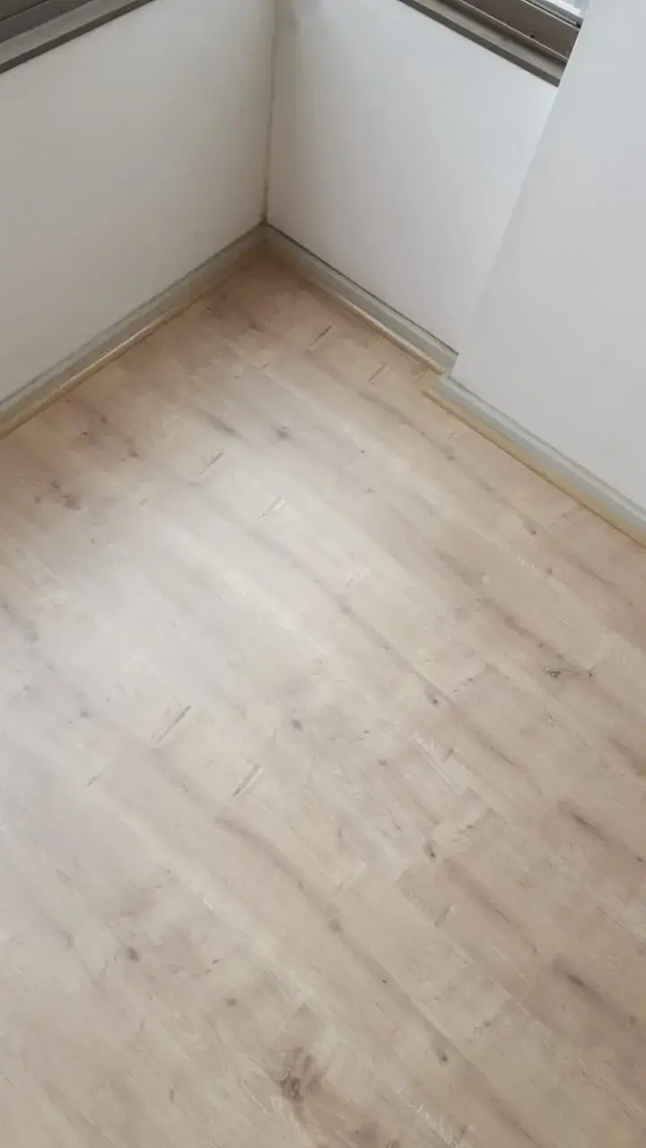 Pisos claros; imagen de instalación publicada por Pisos Alemanes