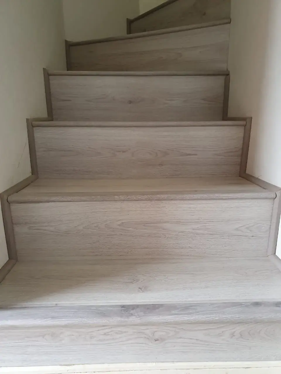Escaleras; imagen de instalación publicada por Pisos Alemanes
