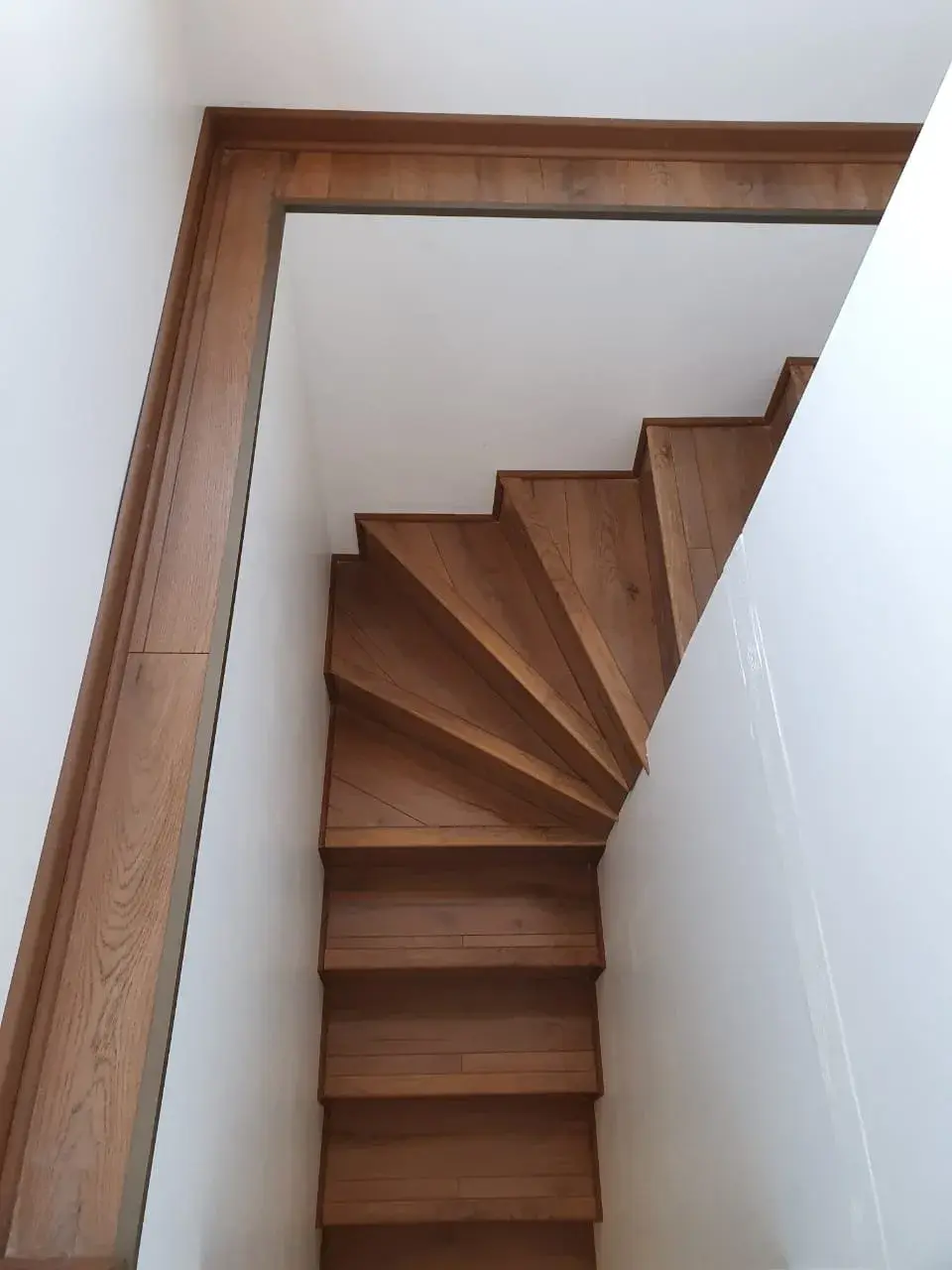 Escaleras; imagen de instalación publicada por Pisos Alemanes