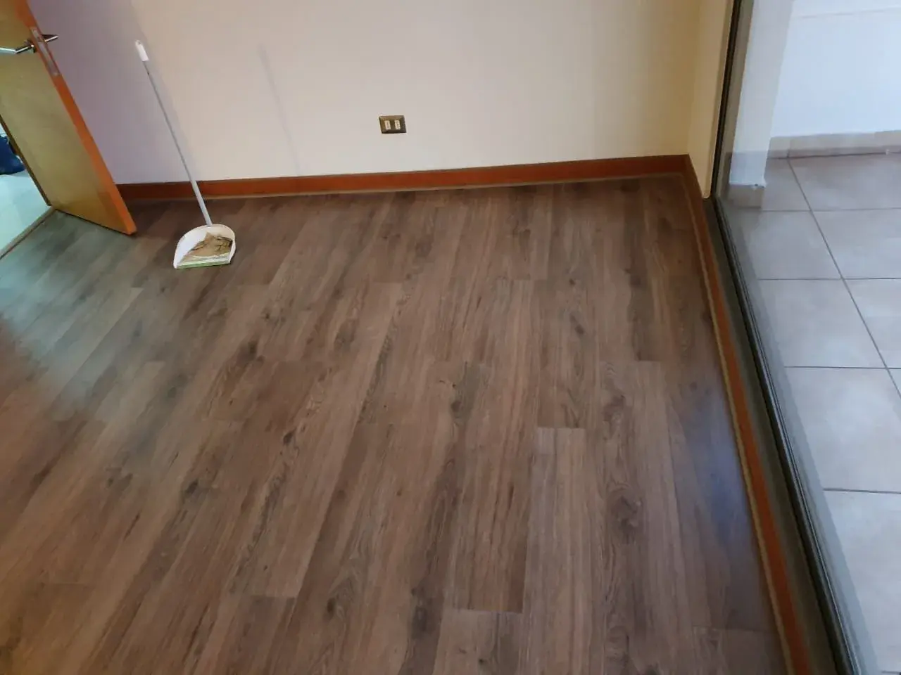 Pisos oscuros; imagen de instalación publicada por Pisos Alemanes
