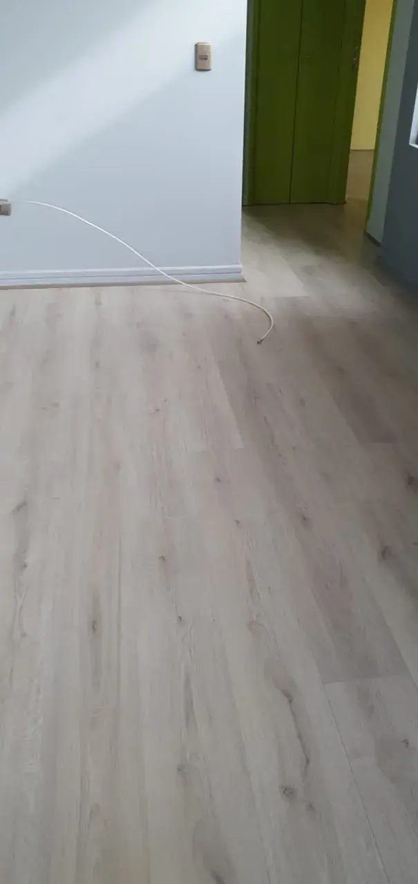 Pisos claros; imagen de instalación publicada por Pisos Alemanes