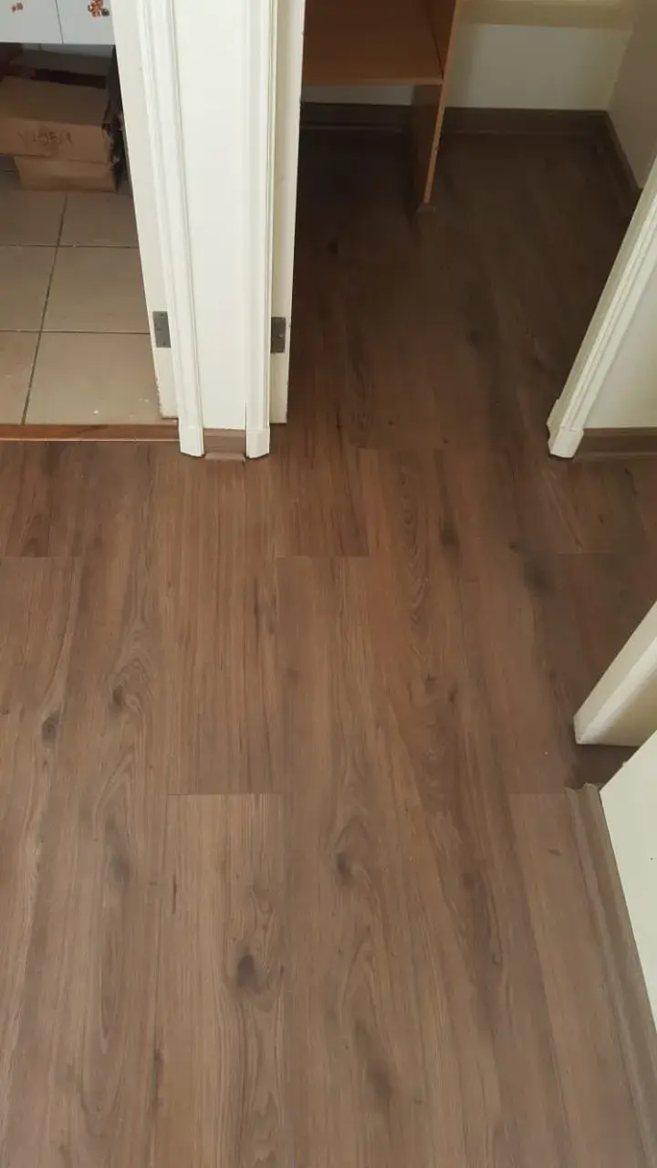 Pisos oscuros; imagen de instalación publicada por Pisos Alemanes