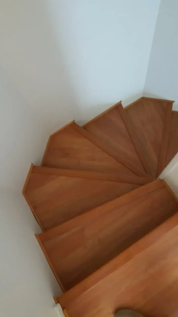 Escaleras; imagen de instalación publicada por Pisos Alemanes
