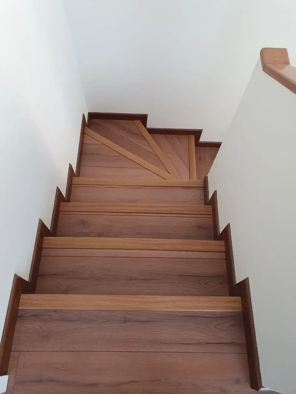 Escaleras; imagen de instalación publicada por Pisos Alemanes