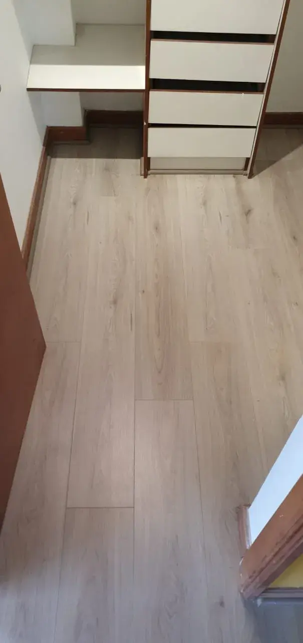 Pisos claros; imagen de instalación publicada por Pisos Alemanes