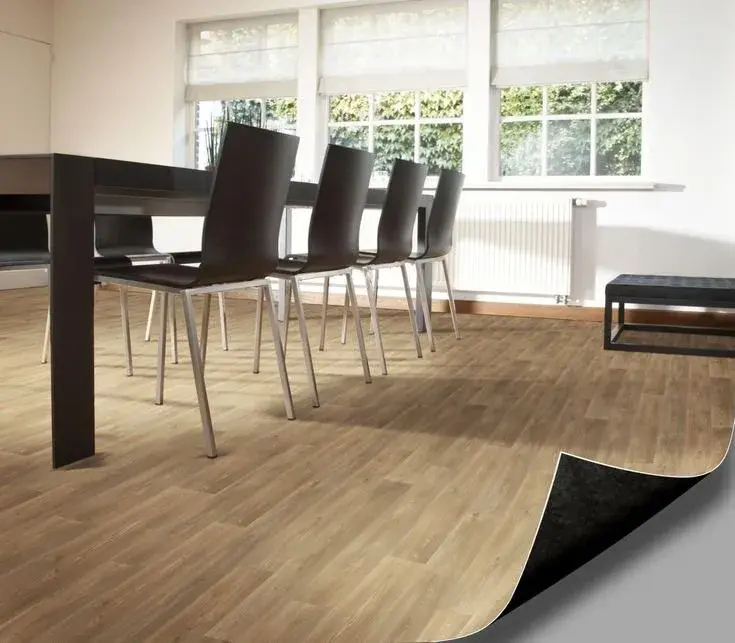 Vinílico en rollo con efecto madera