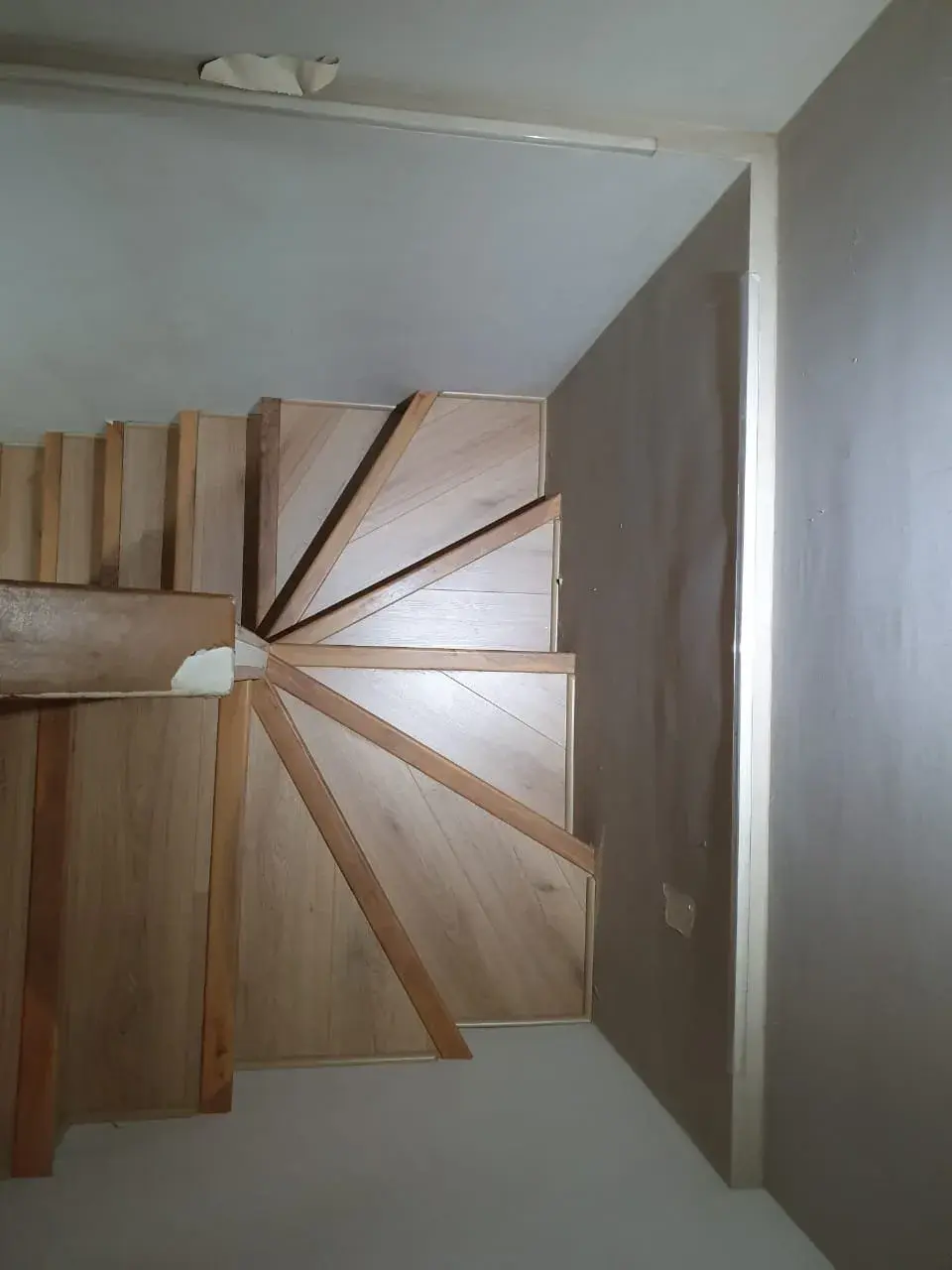 Escaleras; imagen de instalación publicada por Pisos Alemanes