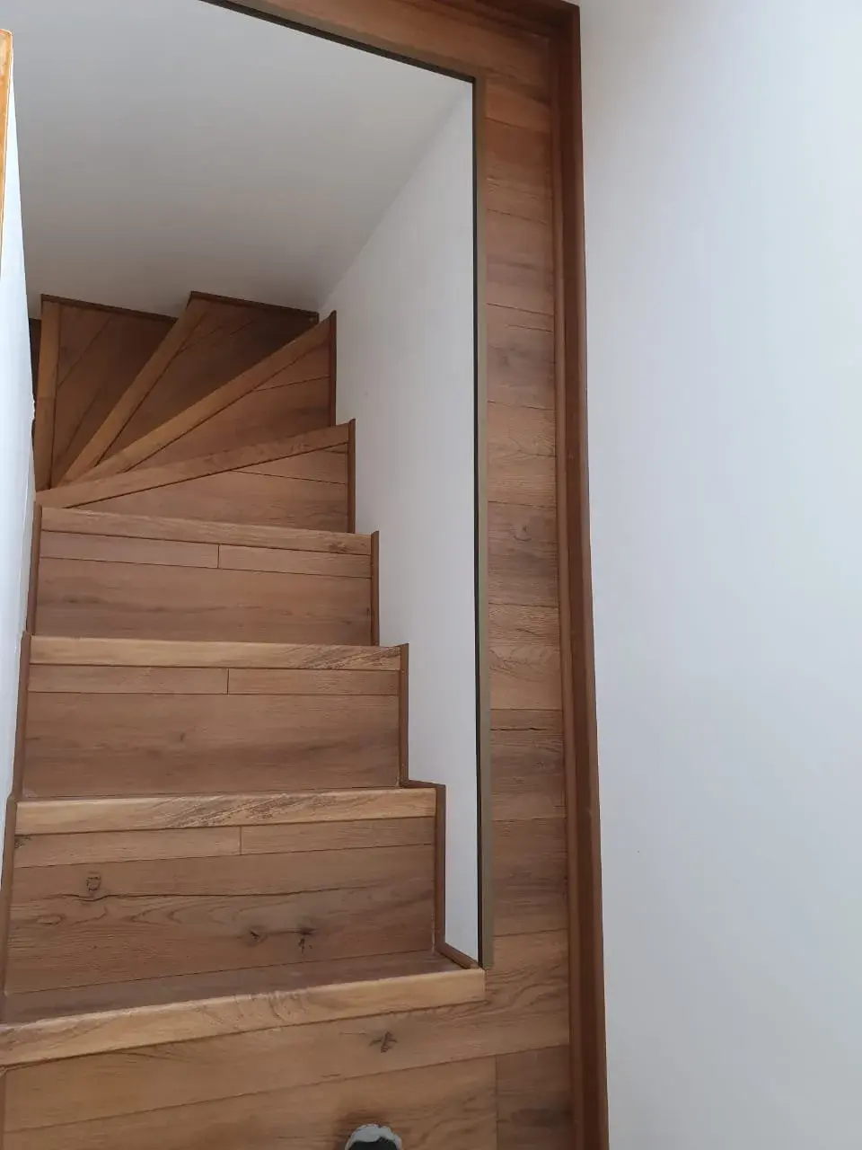 Escaleras; imagen de instalación publicada por Pisos Alemanes