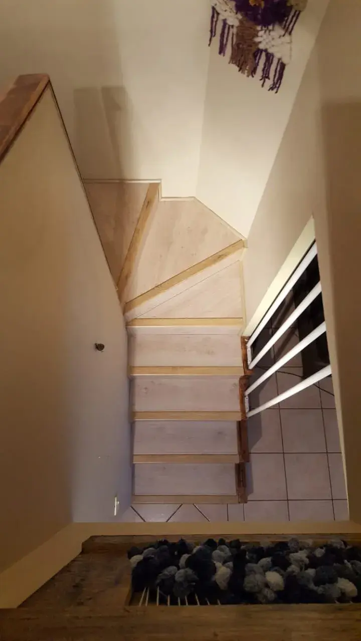 Escaleras; imagen de instalación publicada por Pisos Alemanes