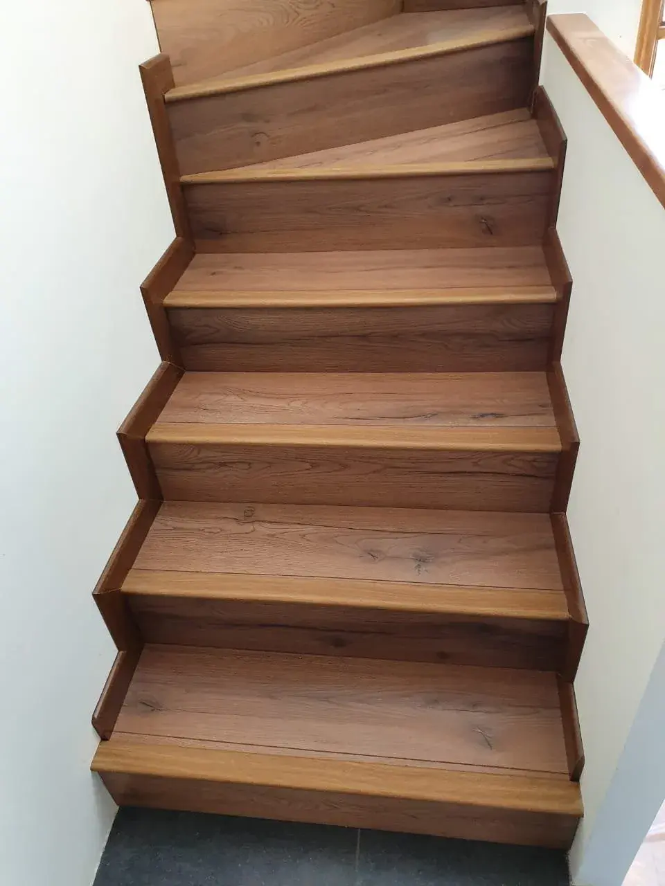 Escaleras; imagen de instalación publicada por Pisos Alemanes