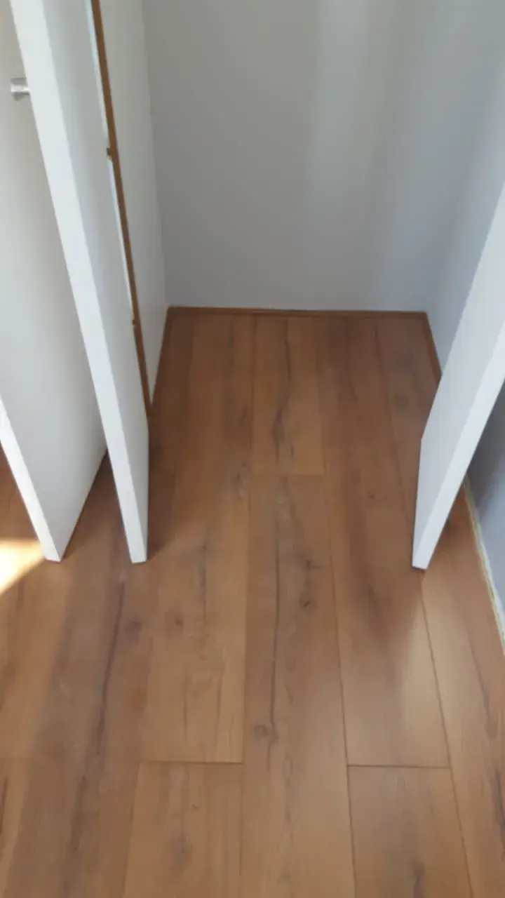 Pisos oscuros; imagen de instalación publicada por Pisos Alemanes