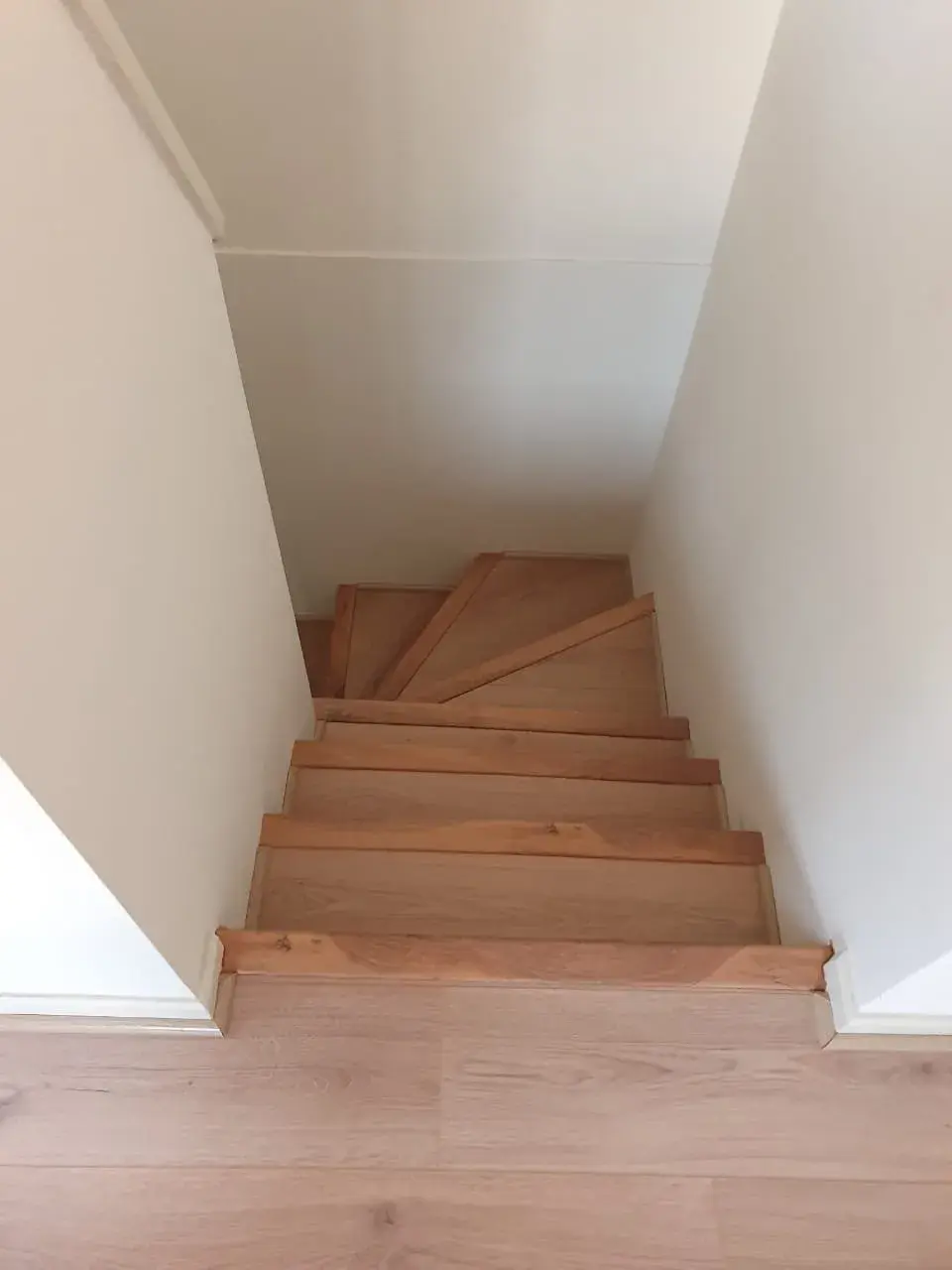 Escaleras; imagen de instalación publicada por Pisos Alemanes