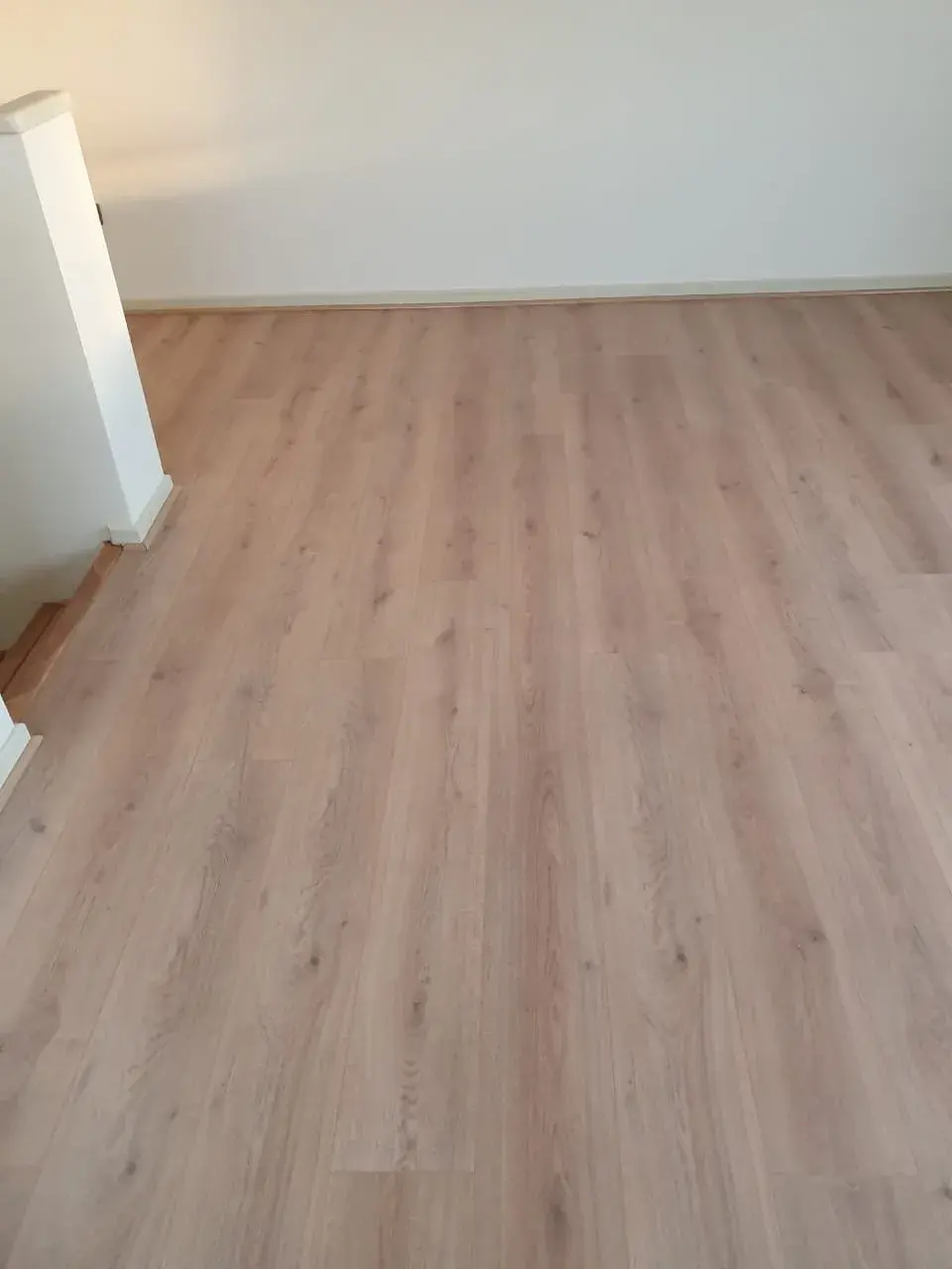 Pisos claros; imagen de instalación publicada por Pisos Alemanes