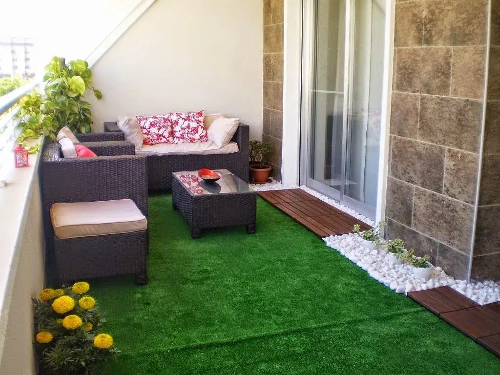Pasto sintético en una terraza