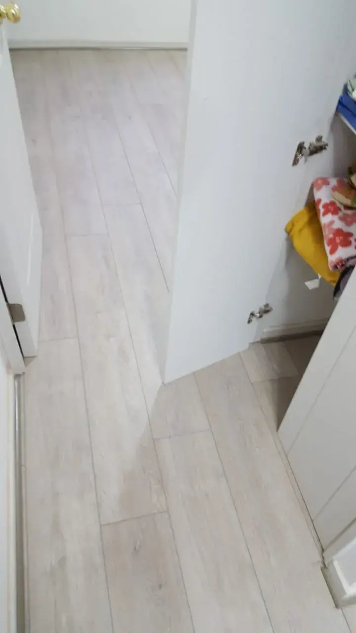 Pisos claros; imagen de instalación publicada por Pisos Alemanes