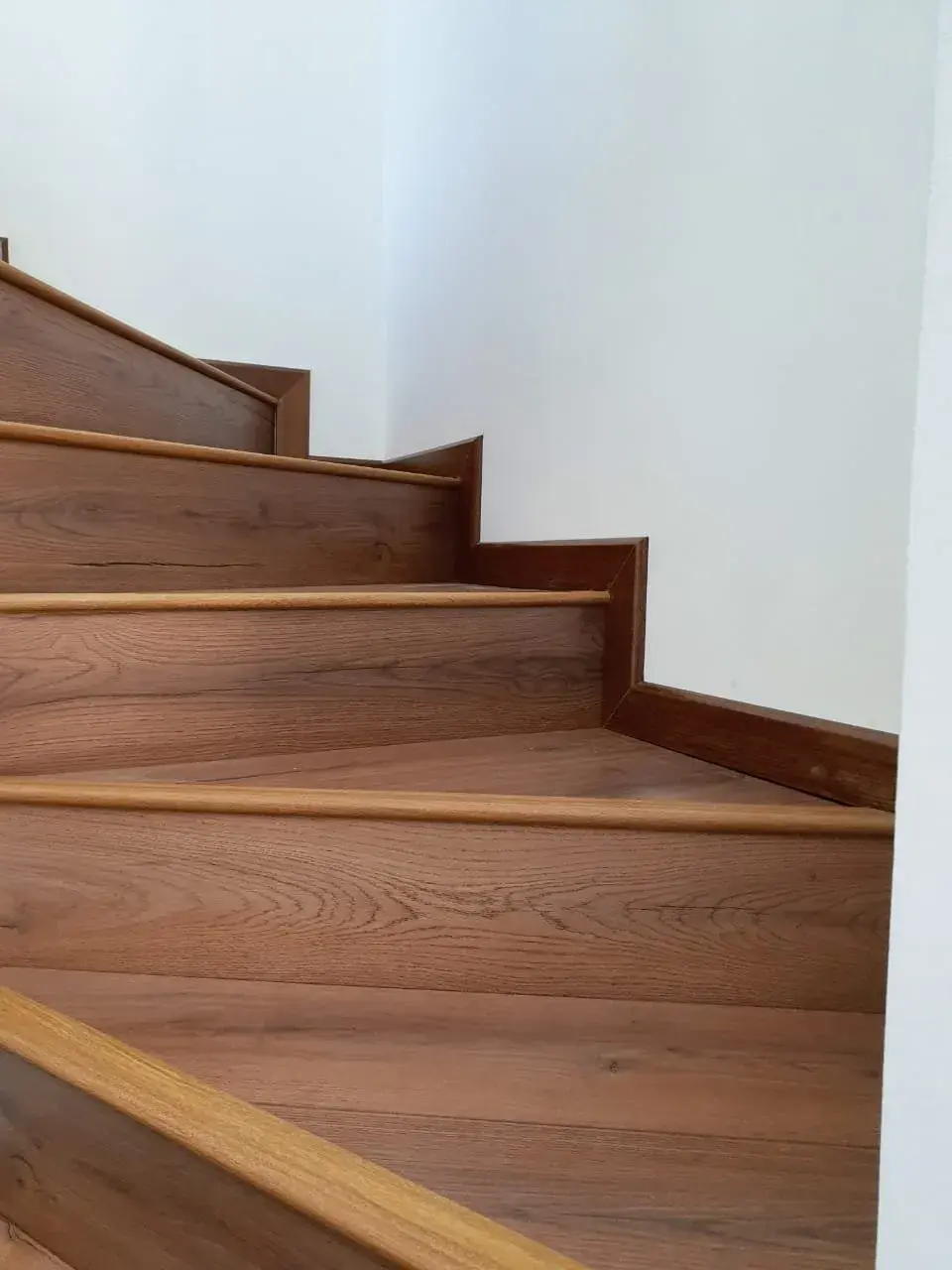 Escaleras; imagen de instalación publicada por Pisos Alemanes