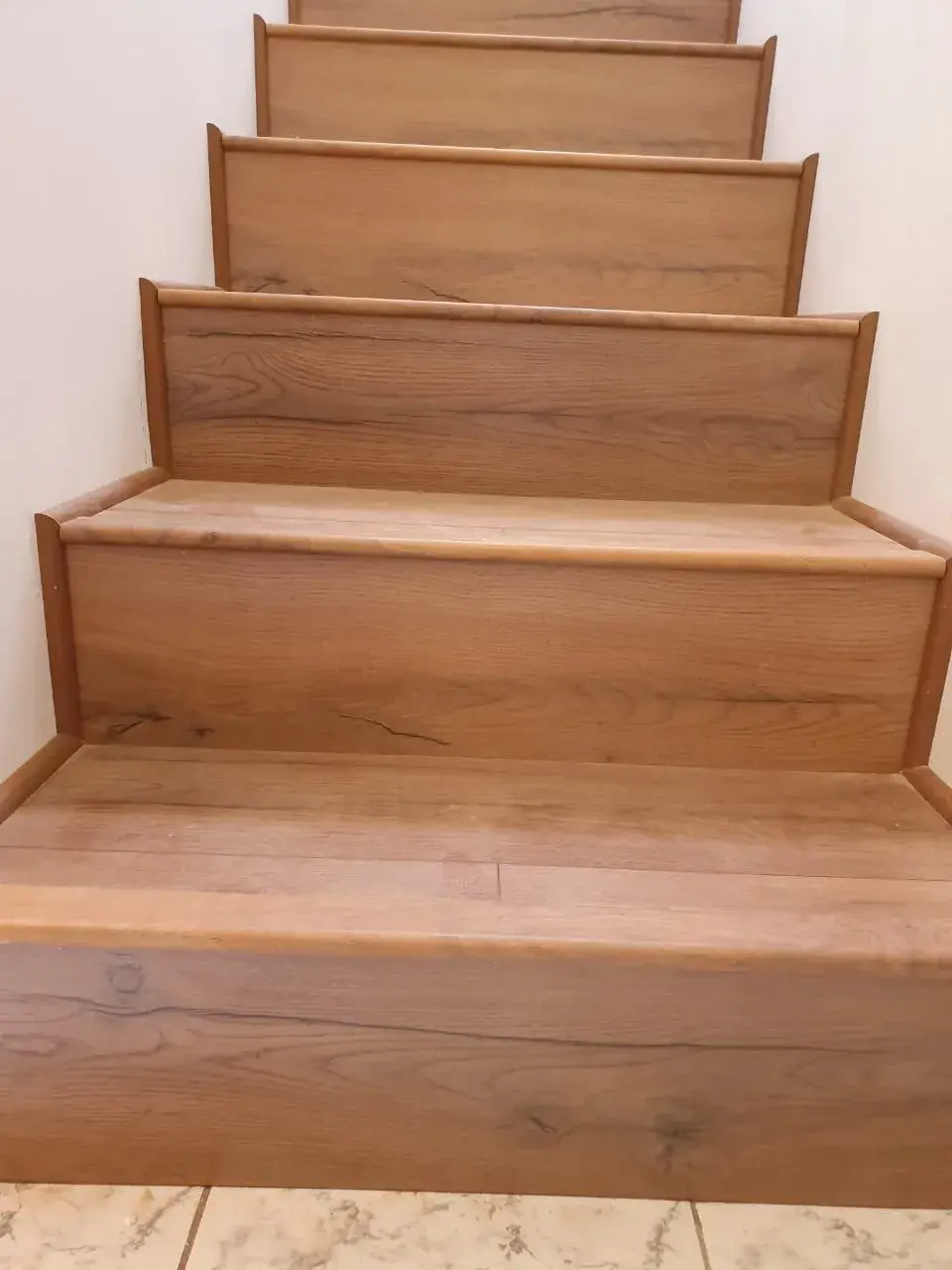 Escaleras; imagen de instalación publicada por Pisos Alemanes