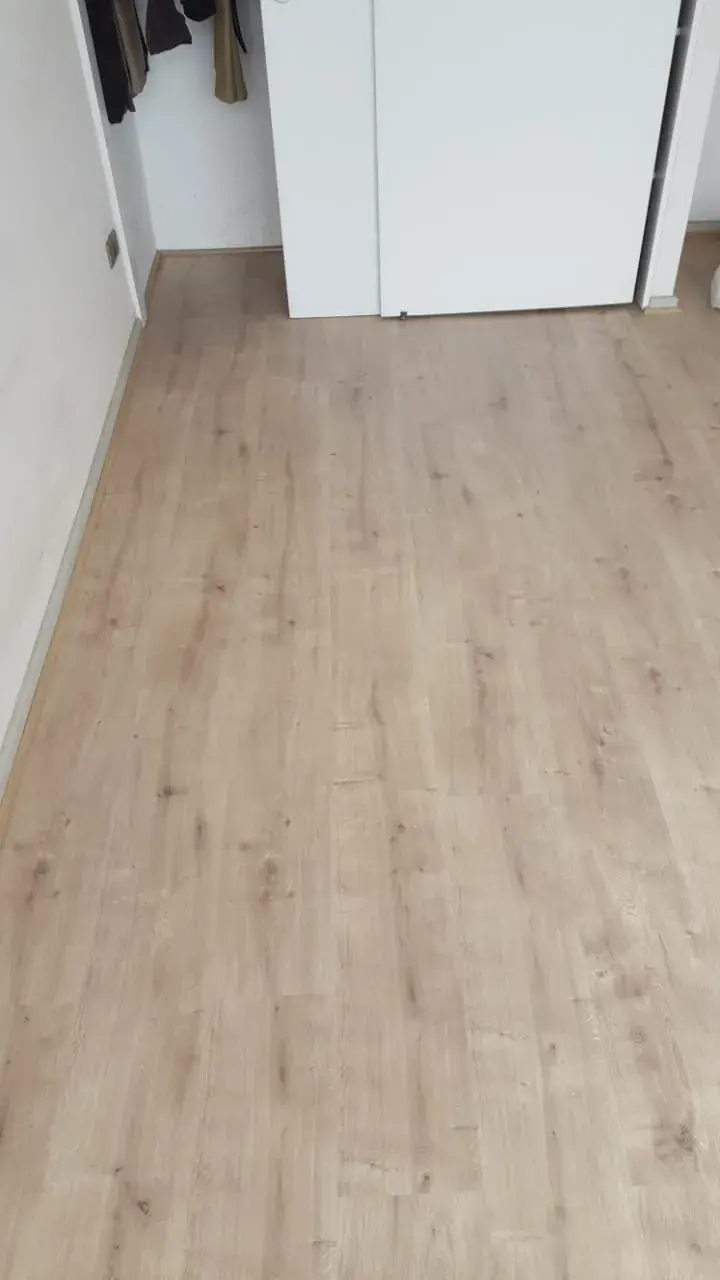 Pisos claros; imagen de instalación publicada por Pisos Alemanes