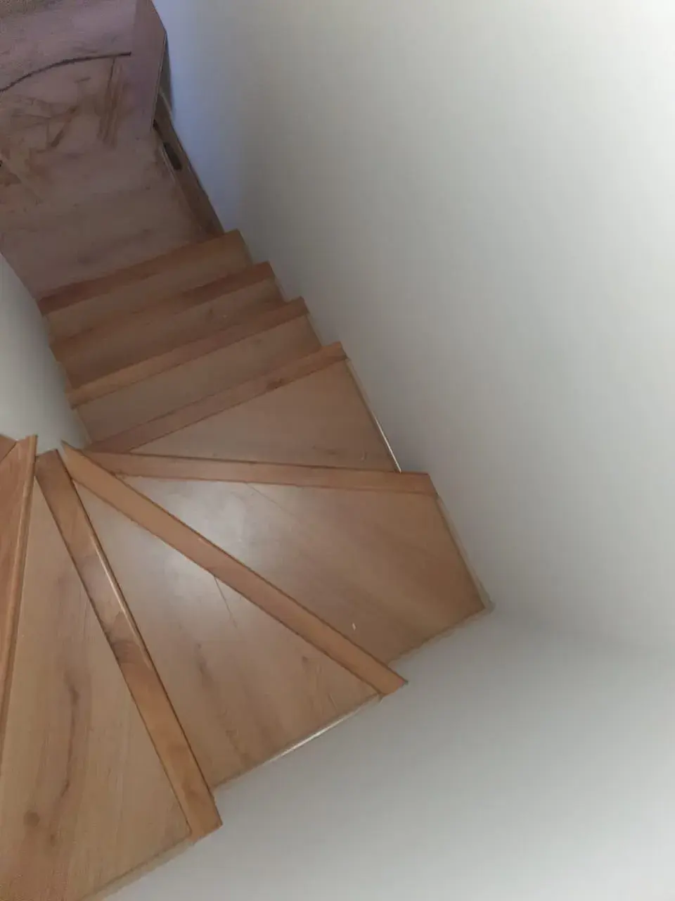 Escaleras; imagen de instalación publicada por Pisos Alemanes