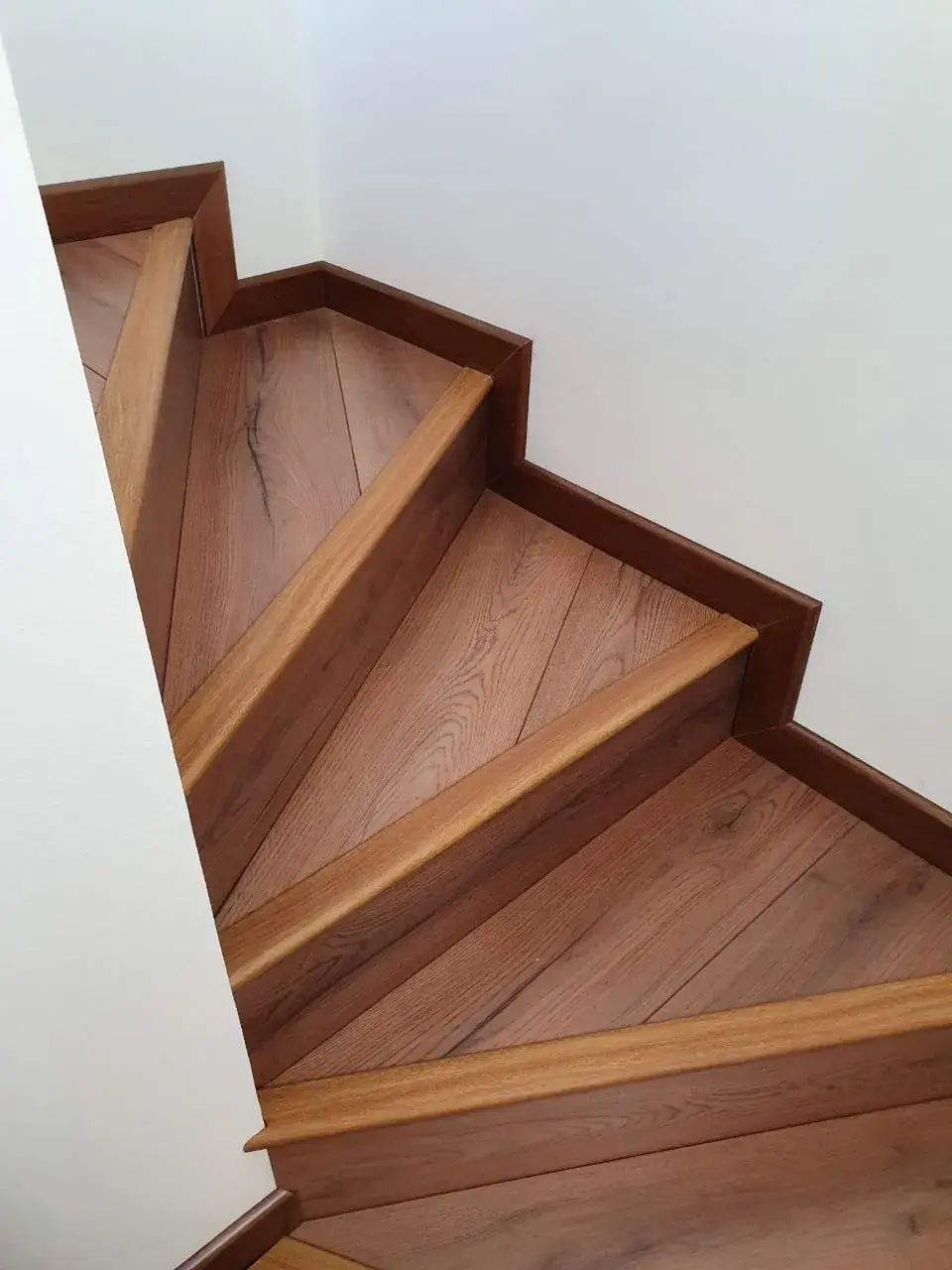 Escaleras; imagen de instalación publicada por Pisos Alemanes