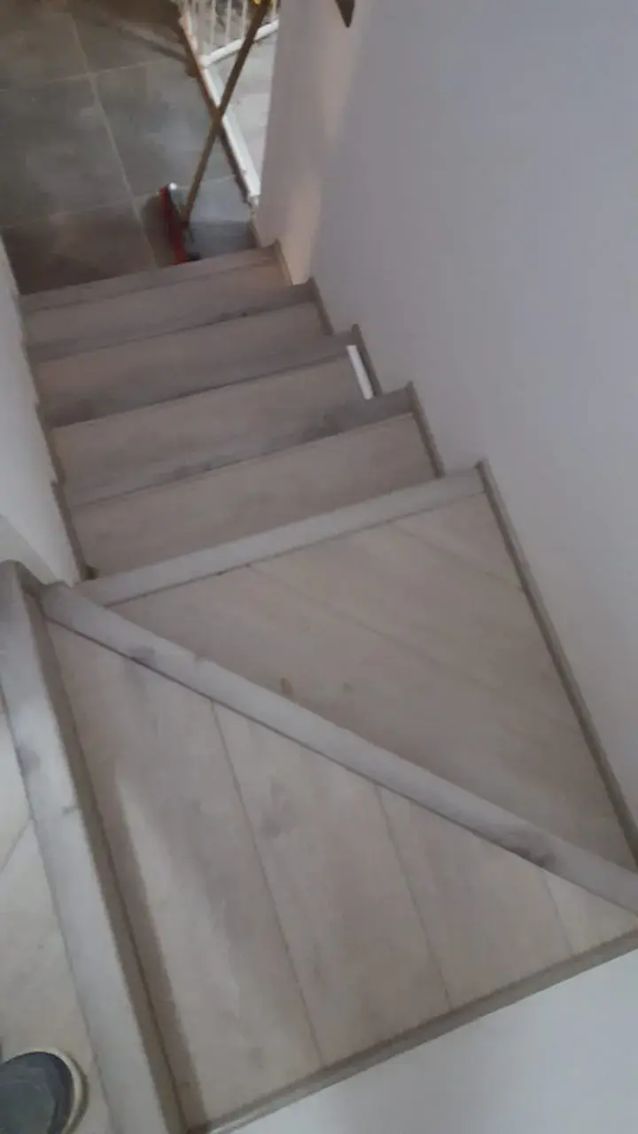 Escaleras; imagen de instalación publicada por Pisos Alemanes