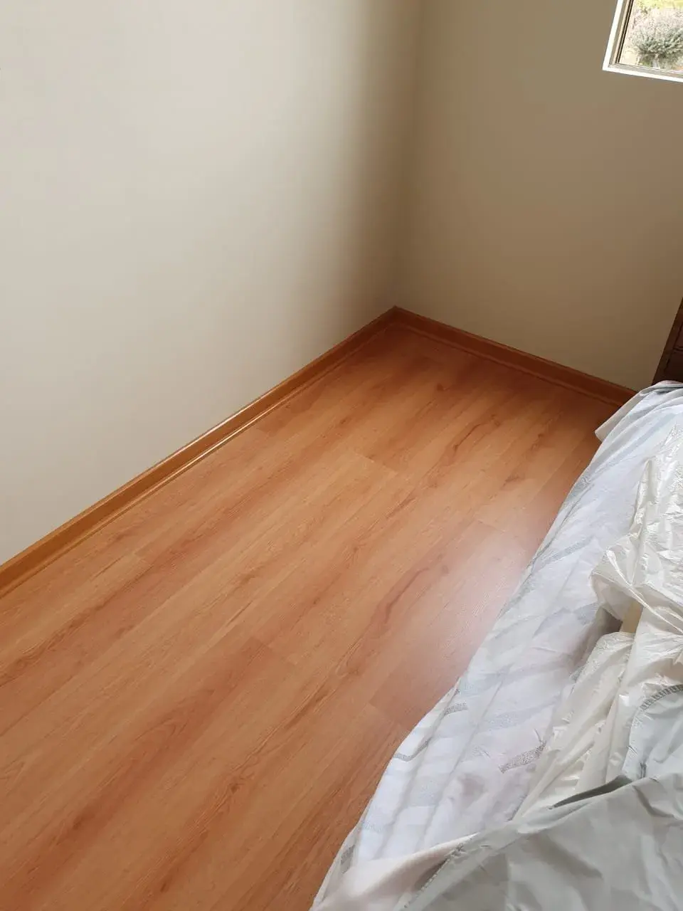 Pisos oscuros; imagen de instalación publicada por Pisos Alemanes