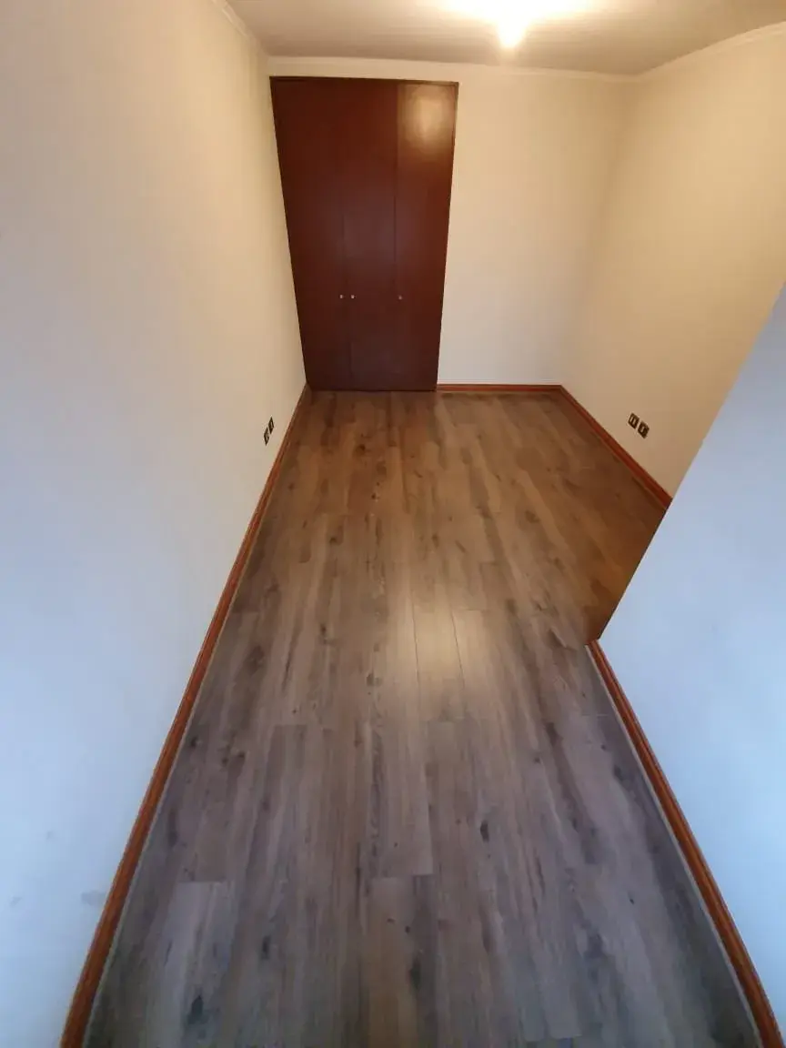 Pisos oscuros; imagen de instalación publicada por Pisos Alemanes