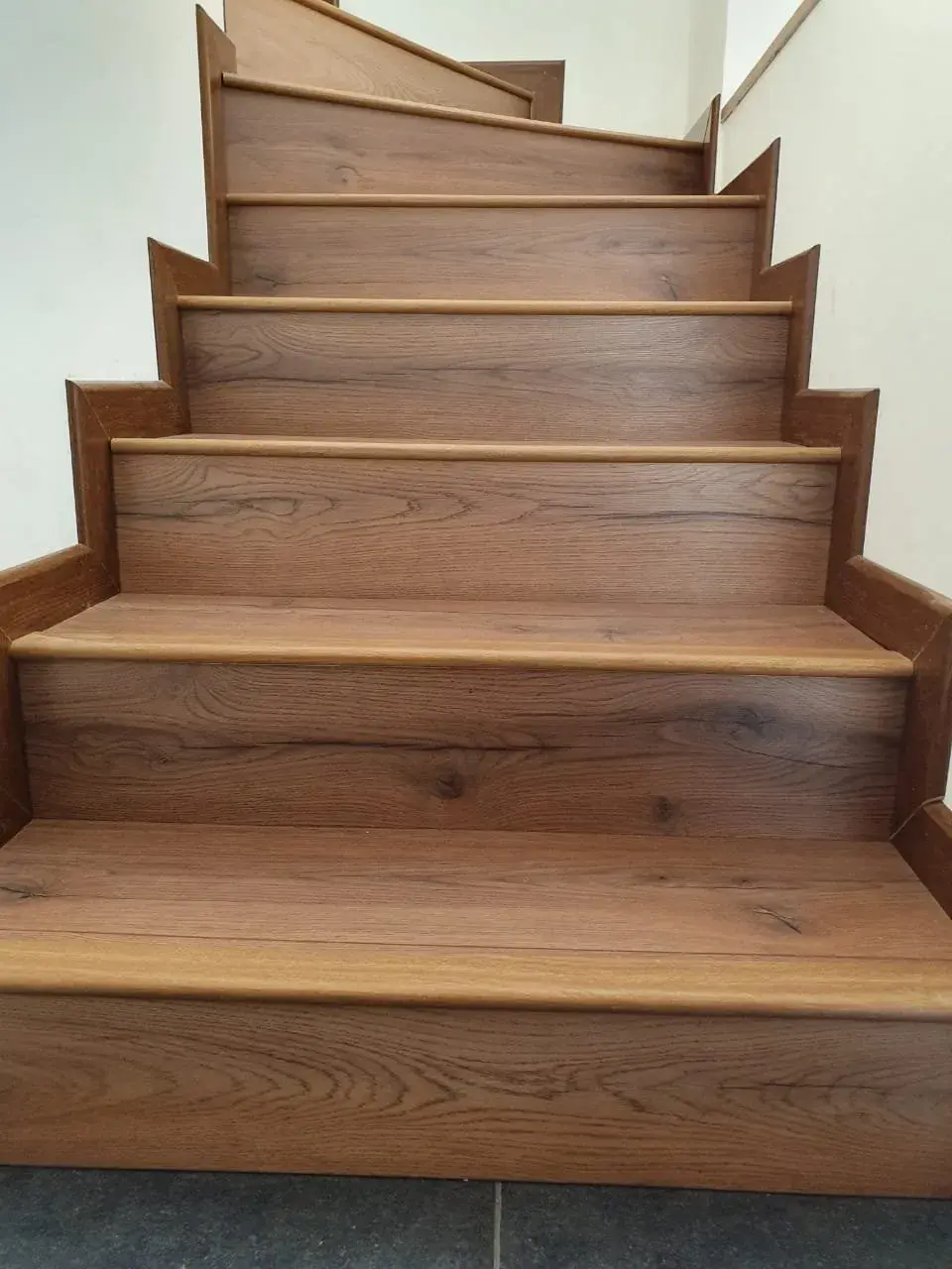 Escaleras; imagen de instalación publicada por Pisos Alemanes