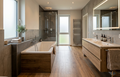 Cuarto de baño de lujo remodelado con piso flotante de madera resistente al agua