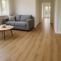 Living y pasillo con piso flotante alemán instalado, ideal para tráfico medio y alto en el hogar.