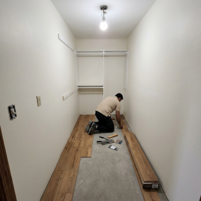 Instalador instalando piso madera flotante modelo New Ardenas en walk-in clóset